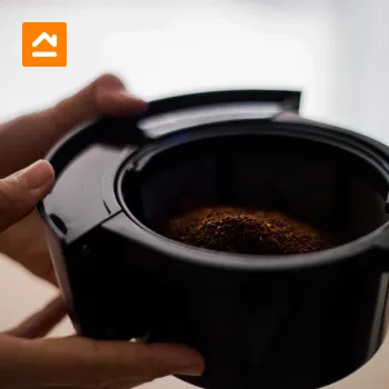colocar-filtro-y-cafe-en-cafetera